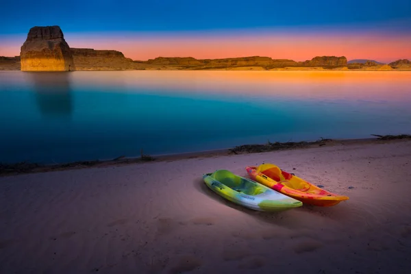 Jízda na kajaku Lake Powell Lone Rock v západu slunce Utah Usa — Stock fotografie