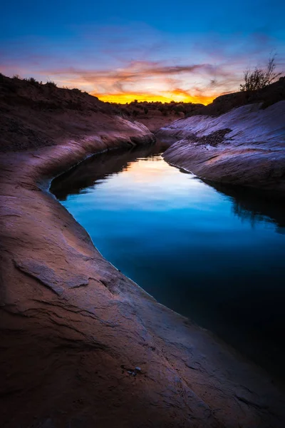 Wąski Kanion samotny skały Plaża Zachód słońca — Zdjęcie stockowe