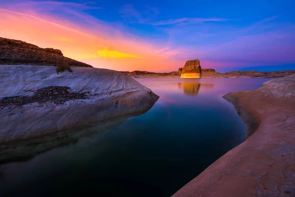 Одинокий рок пляж на закате — стоковое фото