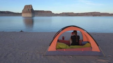 Gün batımı çadır kamp Lone Rock Lake Powell yemek 