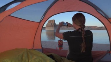 Telefon ile fotoğraf çekimi çadır kamp Lone Rock Lake Powell 