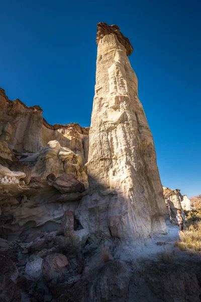 Caminhante admirando um Wahweap Hoodoos perto de Kanab — Fotografia de Stock