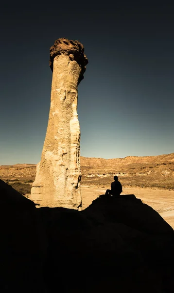 Silueta de un mochilero sentado Wahweap Hoodoos cerca de Kanab —  Fotos de Stock