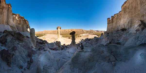 Hiker resting looking at Wahweap Hoodoos near Kanab — Stock Photo, Image