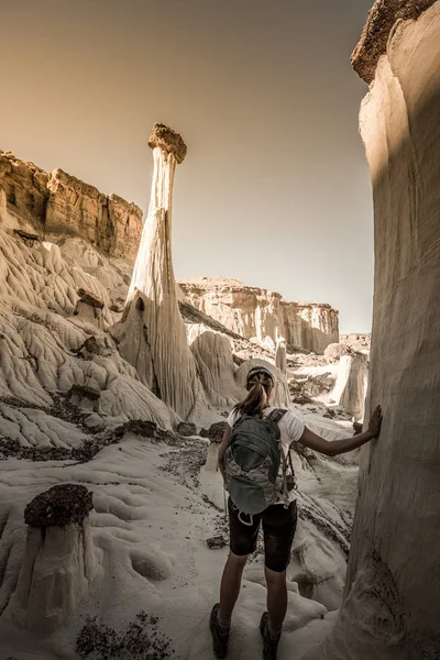 Backpacker Girl explorarea Wahweap Hoodoos lângă Kanab — Fotografie, imagine de stoc