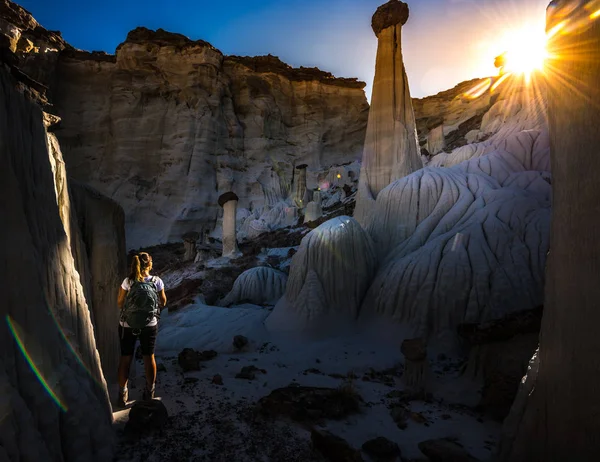 Backpacker Girl exploring Wahweap Hoodoos near Kanab — Stock Photo, Image