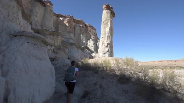 Backpacker Girl exploring Wahweap Hoodoos near Kanab — Stock Video