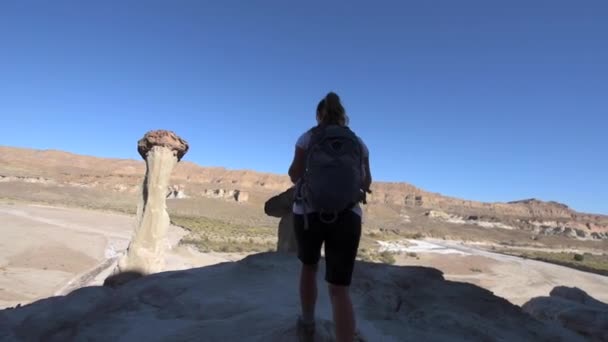 Backpacker Girl exploring Wahweap Hoodoos near Kanab — Stock Video