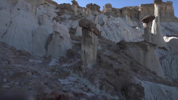 Backpacker Girl exploring Wahweap Hoodoos near Kanab — Stock Video