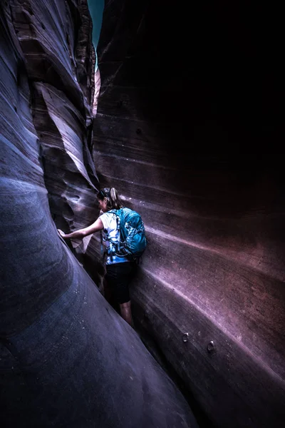 Mochilero Chica en el Cañón de Ranura de Cebra Escalante Utah — Foto de Stock
