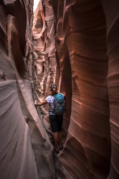 Backpacker Girl Exploring Zebra Slot Canyon Escalante Utah — Stock Photo, Image