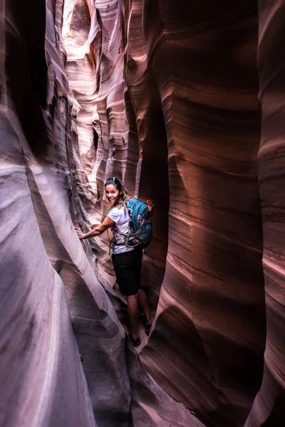 Backpacker Fille dans Zebra Slot Canyon Escalante Utah — Photo