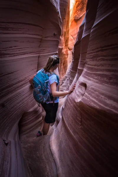 Mochilero Chica en el Cañón de Ranura de Cebra Escalante Utah — Foto de Stock