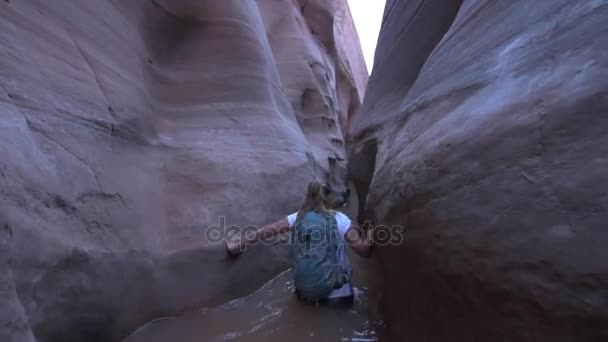 Mochila Menina em Zebra Slot Canyon Escalante Utah — Vídeo de Stock
