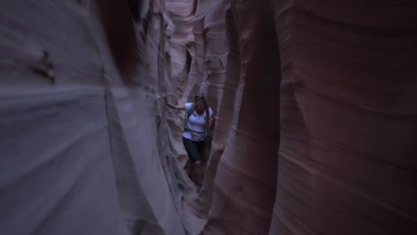 Mochilero Chica en el Cañón de Ranura de Cebra Escalante Utah — Vídeo de stock