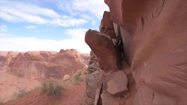 Uzun yürüyüşe çıkan kimse çatlak duvar Escalante Utah ABD içinde — Stok video