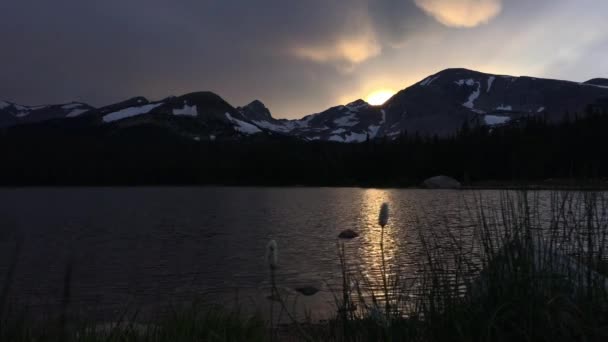 Lago Brainard em Sunset Roosevelt National Forest — Vídeo de Stock