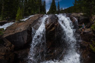 Backpacker Jasper Creek düşüyor Colorado Hint doruklarına Wildern yakın