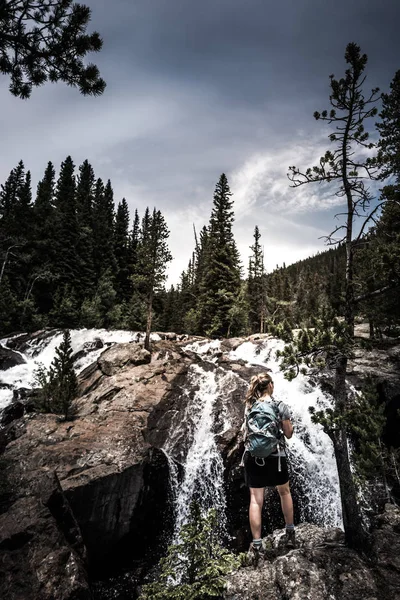 Backpacker Jasper Creek düşüyor Colorado Hint doruklarına Wildern yakın — Stok fotoğraf