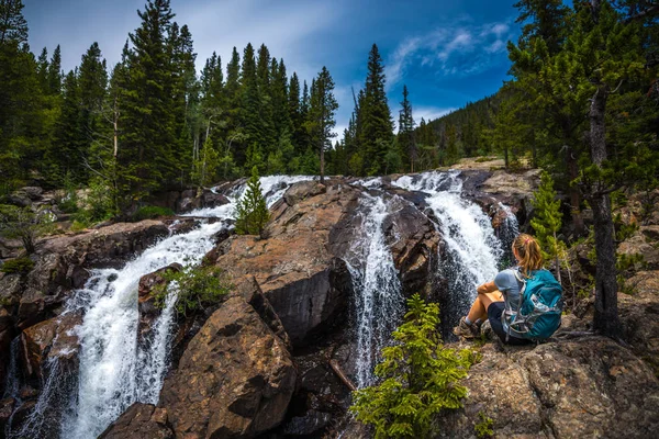 Backpacker in der Nähe von Jaspis Creek stürzt kolorado indischen Gipfeln wildern — Stockfoto