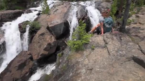 Turysta spoczywa w pobliżu Jasper Creek Falls Indian szczyty pustyni Kolorado — Wideo stockowe
