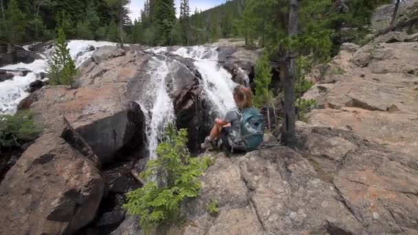 Turysta spoczywa w pobliżu Jasper Creek Falls Indian szczyty pustyni Kolorado — Wideo stockowe