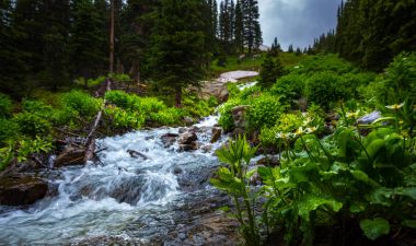 Colorado manzara su cascade Isabella göl iz yakınındaki