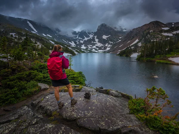 Caminhante olha para Lake Isabelle Brainard Lake Recreation Area — Fotografia de Stock