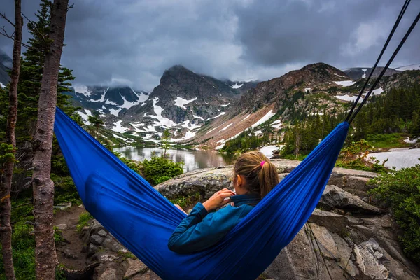 Mulher relaxa em um lago de rede Isabelle Colorado — Fotografia de Stock