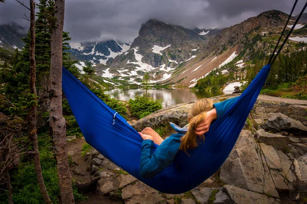 Mulher relaxa em um lago de rede Isabelle Colorado — Fotografia de Stock