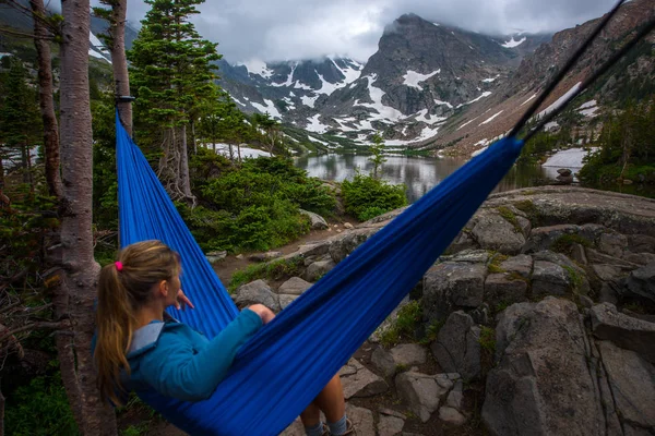 Woman relaxes on a hammock lake Isabelle Colorado — Stock Photo, Image