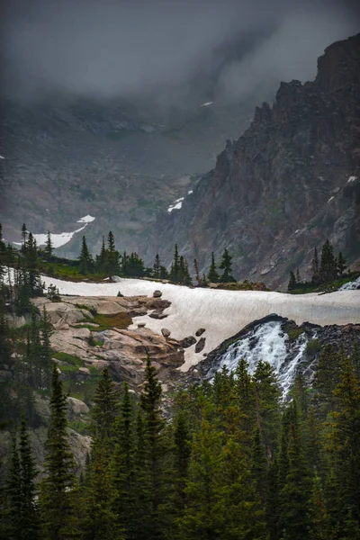 Geleira derretida Neve perto do lago Isabelle Composição vertical — Fotografia de Stock