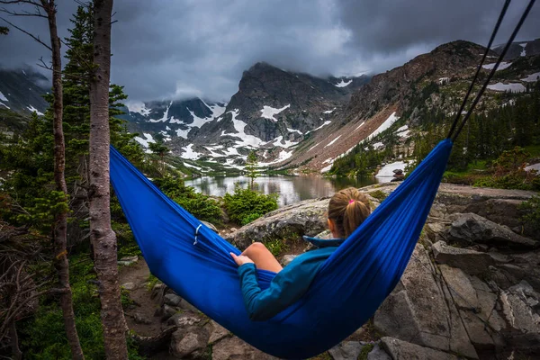 Femme se détend sur un lac hamac Isabelle Colorado — Photo