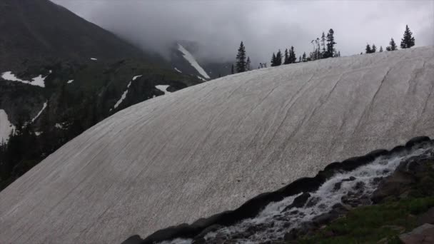 Smältande glaciär snö nära sjön Isabelle — Stockvideo