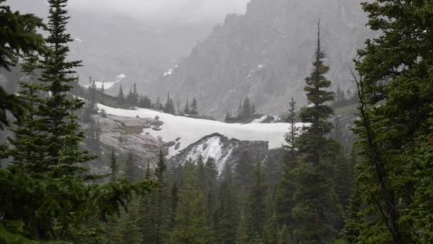 Smältande glaciär snö nära sjön Isabelle — Stockvideo