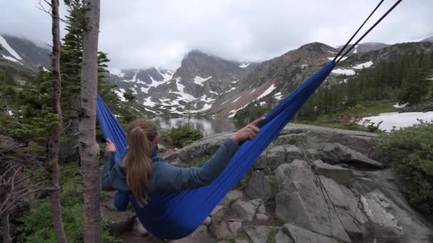 Femme se détend sur un hamac — Video