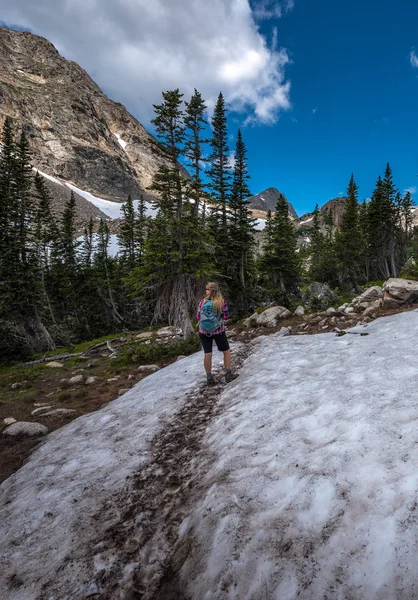 Backpacker entrando no vale perto de Blue Lake Colorado — Fotografia de Stock