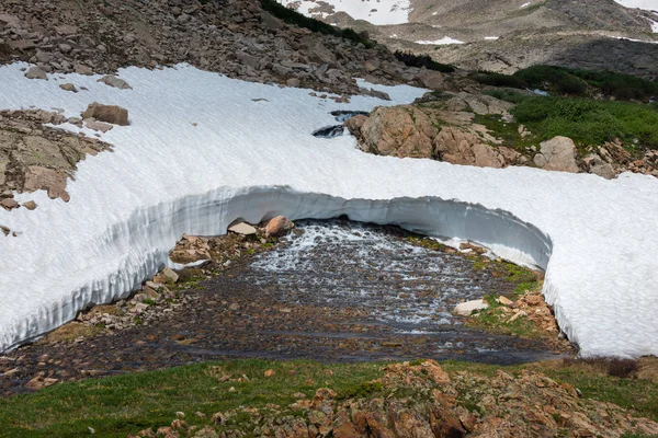 青い湖アウトレット雪コロラド風景を溶融 — ストック写真