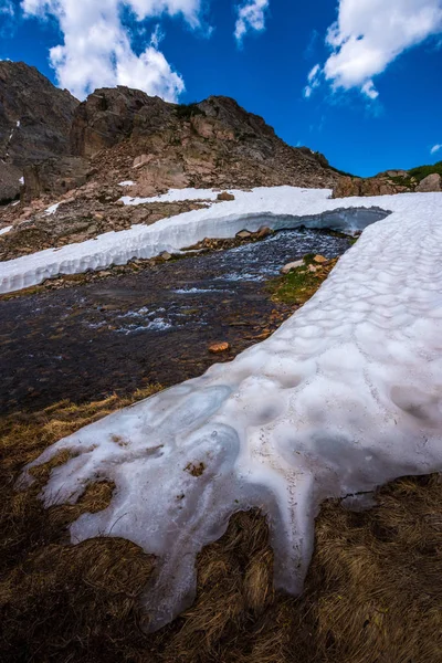 Blue Lake Outlet Derretimiento Snow Colorado Paisaje — Foto de Stock