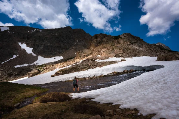 Backpacker på Mt Toll trail under Blue Lake Colorado - Stock-foto