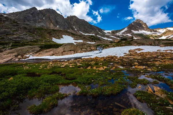 Tal in der Nähe des blauen Sees - Paiute und Pawnee Peaks im Hintergrund — Stockfoto