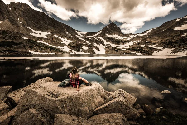 Turist i Colorado Hiker flicka vilar på Blue lake — Stockfoto