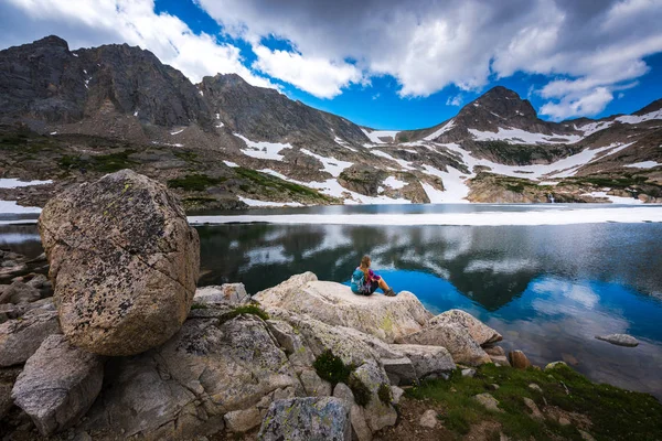 Turista em Colorado Caminhante menina descansa no lago azul — Fotografia de Stock