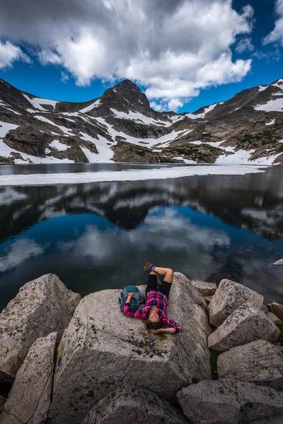 Turist i Colorado Hiker Pige hviler ved Blue Lake - Stock-foto