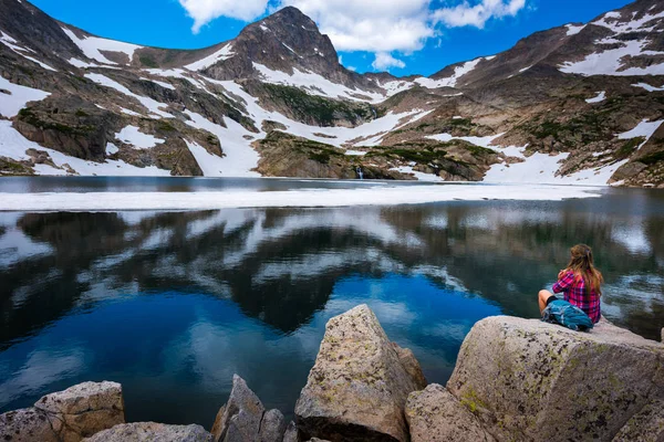 Tourist in Colorado Hiker Girl rests at Blue lake — Stock Photo, Image