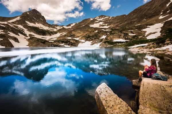 Tourist in Colorado Hiker Girl rests at Blue lake — Stock Photo, Image