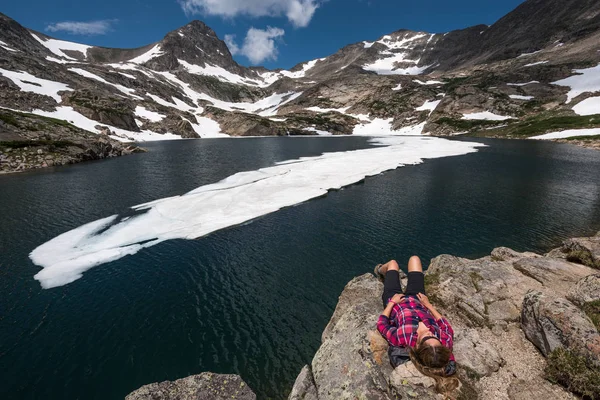 Tourist in Colorado Hiker Girl rests at Blue lake — Stock Photo, Image