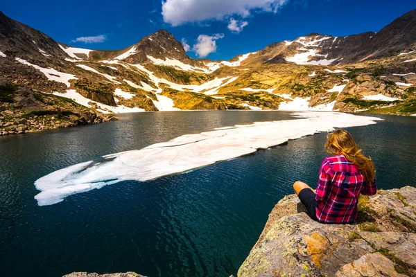 Туристичні в Колорадо мандрівного дівчина лежить на синє озеро — стокове фото