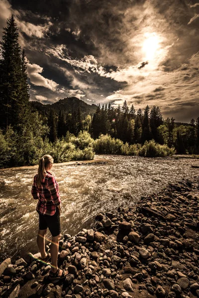 Wanderer im karierten Hemd steht am Fluss Cimarron — Stockfoto