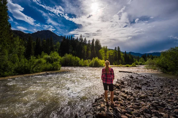 Kareli gömlek giymiş uzun yürüyüşe çıkan kimse Cimarron nehir kenarında duruyor — Stok fotoğraf